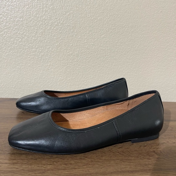 Vionic Shoes - Vionic Black Leather Flats